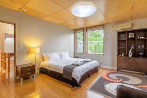 Llit o llits en una habitació de Parkside Chalet Furano