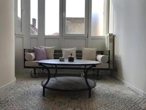 un soggiorno con divano e tavolino da caffè di Downtown Vibes Belle Vue Apartments a Timişoara