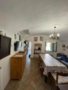 sala de estar con mesa y comedor en Casa vacanza Pegrini nel centro storico di Gavi, en Gavi