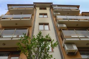 ein Apartmenthaus mit Sonnenkollektoren an der Fassade in der Unterkunft Hotel Leda in Sofia