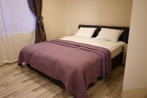 Giường trong phòng chung tại Hotel Leda