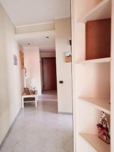 een kamer met een gang met een deur naar een kamer bij Casa vacanze “da Mara” in Rho