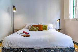 ein Schlafzimmer mit einem großen Bett mit weißer Bettwäsche in der Unterkunft Memory Atelier - apartment in Florence in Florenz