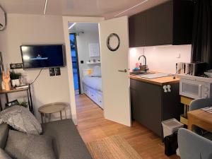 Casas Flotantes - Boatvillage的厨房或小厨房