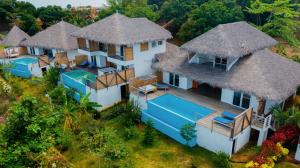 Ambondrona的住宿－Tiako Villas，享有带游泳池的别墅的空中景致
