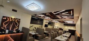 MMD Grande A Boutique Hotel في ثانجافور: مطعم فيه طاولات وكراسي في الغرفة