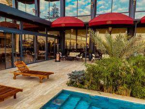 ein Gebäude mit einem Pool davor in der Unterkunft A11 HOTEL BOSPHORUS in Istanbul