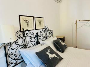 a bedroom with a black and white bed with two pillows at B&B La Terrazza Sul Borgo in Ortona