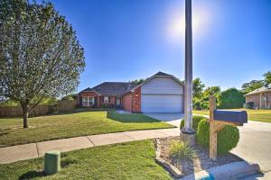 una casa con una luz de la calle en un patio en Claremore Getaway about 2 Mi to Historic District, en Claremore