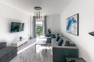 un salon avec un canapé et une table dans l'établissement Theotokopoulos Park Renovated Apartment, à Héraklion