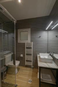 une salle de bains avec lavabo, baignoire et toilettes dans l'établissement Theotokopoulos Park Renovated Apartment, à Héraklion 34 autres photos