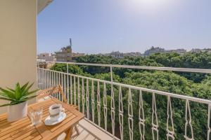 - un balcon avec une table et une tasse de café dans l'établissement Theotokopoulos Park Renovated Apartment, à Héraklion