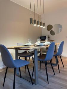 une salle à manger avec une table et des chaises bleues dans l'établissement Ferienwohnung auf dem Sonnenhang, à Bad Rothenfelde