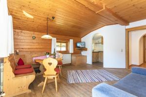 een woonkamer met een bed en een tafel bij Haus Pfistererbauer in Brixen im Thale