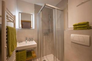 een badkamer met douche en wastafel bij Haus Pfistererbauer in Brixen im Thale +35 foto's