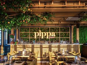 un restaurante con mesas y un bar con la palabra pappa en Mytt Hotel Pattaya - SHA Extra Plus en Pattaya centro