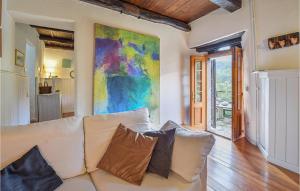 uma sala de estar com um sofá branco e um quadro em Cottage Ginestre em Arola
