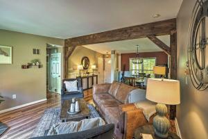 uma sala de estar com um sofá e uma mesa em Catskills Home with Yard and Media Room, Near Hiking em East Durham