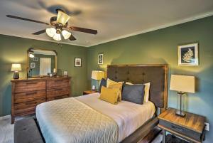 une chambre avec un lit et un ventilateur de plafond dans l'établissement Game Room and Spacious Yard 10-Acre Catskills Home!, à East Durham
