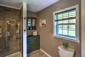 une salle de bain avec douche et toilettes et une fenêtre dans l'établissement Game Room and Spacious Yard 10-Acre Catskills Home!, à East Durham 35 autres photos