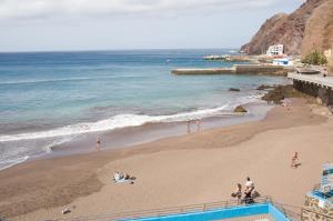 una spiaggia con persone sulla sabbia e sull'oceano di Home2Book Ático Blue Beach, Pool&Terrace a Sardina