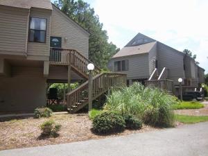 una casa con terraza de madera junto a una casa en Sandcastle Cove, a VRI resort, en New Bern