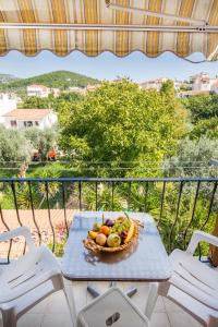 een fruitschaal op een tafel op een balkon bij STUDIOS NIKOS in Limenaria