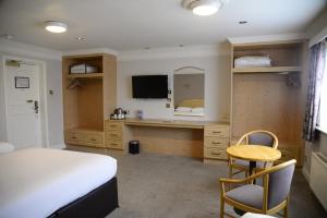 Uma televisão e/ou sistema de entretenimento em Hibernian Hotel & Leisure Centre