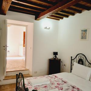 グッビオにあるAppartamenti Molino Settecaminiのベッドルーム1室(ベッド1台付)、中庭へのドアが備わります。