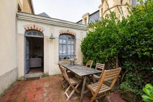 Patio alebo iná vonkajšia časť ubytovania Gîte de la tour