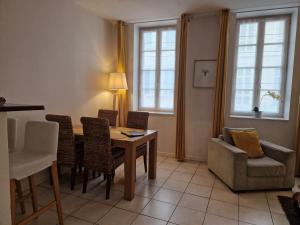 Posedenie v ubytovaní 2 pièces dans le centre avec petite terrasse 3***