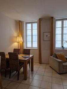 Posedenie v ubytovaní 2 pièces dans le centre avec petite terrasse 3***