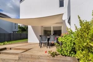 una terraza con sillas y una mesa en una casa en Ty Kermor, en Combrit