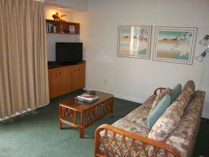 ein Wohnzimmer mit einem Sofa und einem Couchtisch in der Unterkunft Sandcastle Village II, a VRI resort in New Bern