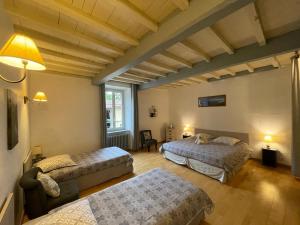 Postel nebo postele na pokoji v ubytování Le Clos Galan + 37 fotografií