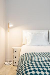 سرير أو أسرّة في غرفة في Tanger Suite - Serralves, beach & Yayoi Kusama