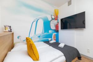 Televízia a/alebo spoločenská miestnosť v ubytovaní Kraków Trendy Studio Apartments by Noclegi Renters