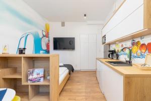 Kuchyňa alebo kuchynka v ubytovaní Kraków Trendy Studio Apartments by Noclegi Renters