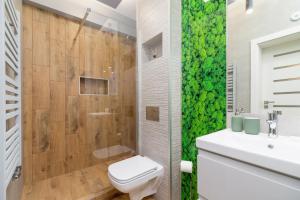 a bathroom with a toilet and a shower at Kraków Trendy Studio Apartments by Renters in Krakow