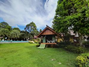 a small house in a field with a yard at Koh Chang Bailan Beach Resort in Ko Chang