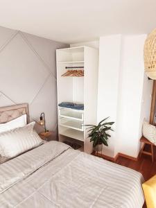 - une chambre avec un lit et un placard dans l'établissement Stan na dan Krsmanovic, à Čačak