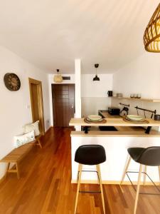 een keuken met een aanrecht en stoelen in een kamer bij Stan na dan Krsmanovic in Čačak