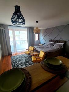 - une chambre avec un lit et une table avec des chaises dans l'établissement Stan na dan Krsmanovic, à Čačak