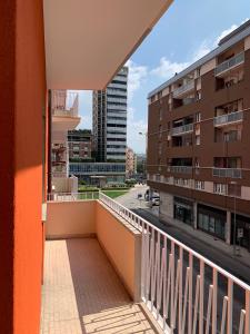 een uitzicht vanaf het balkon van een gebouw bij Casa Italia in Verona