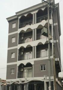 un edificio alto con balcones a un lado. en The FFG House - Appartements meublés Douala Cite des palmiers, Bonamoussadi, en Douala