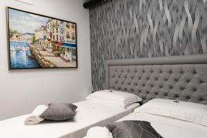 una camera con due letti e un dipinto sul muro di PRESTIGE casa vacanze a Catanzaro