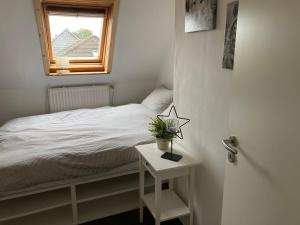 Habitación pequeña con cama y ventana en Ferienwohnung Lopperland in Hinte, en Hinte