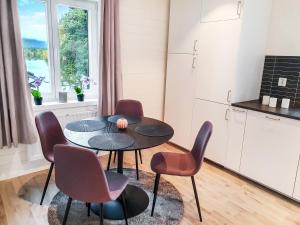 kuchnia ze stołem i krzesłami w pokoju w obiekcie Lägenhet i Kåbdalis nära skidbacke & skoterled w mieście Kåbdalis