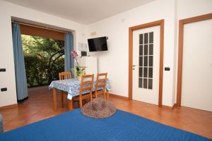 Telewizja i/lub zestaw kina domowego w obiekcie Residence Villa Andrea