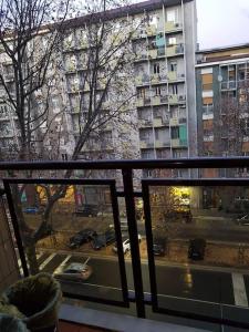 - Balcón con vistas a una calle de la ciudad en Appartamento bello a Milano, en Milán